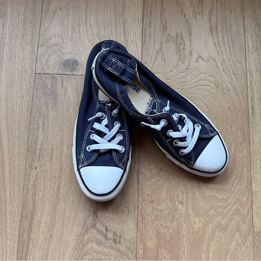 Converse Shoreline Low Top Sneakers, SIZE 8